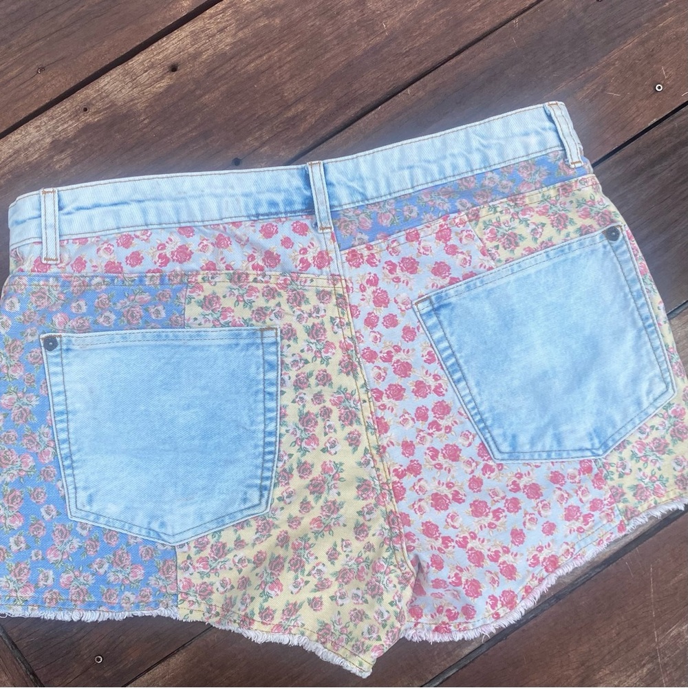 Farm Rio High Rise Floral Patchwork Shorts. Size 32. - Picture 2 of 4